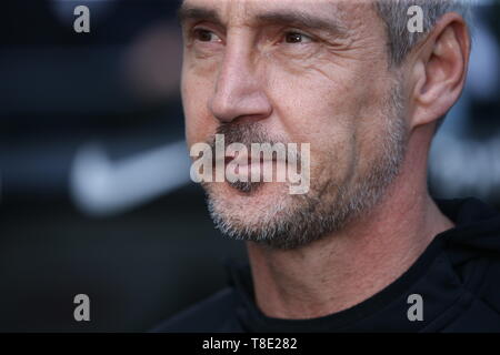 Hessen, Allemagne. 12 mai, 2019. 12 mai 2019, Hessen, Frankfurt/M. : Soccer : Bundesliga, l'Eintracht Frankfurt - FSV Mainz 05, 33e journée à la Commerzbank Arena. Adi l'entraîneur Francfort Hütter. Photo : Thomas Frey/DPA - NOTE IMPORTANTE : en conformité avec les exigences de la DFL Deutsche Fußball Liga ou la DFB Deutscher Fußball-Bund, il est interdit d'utiliser ou avoir utilisé des photographies prises dans le stade et/ou la correspondance dans la séquence sous forme d'images et/ou vidéo-comme des séquences de photos. Dpa : Crédit photo alliance/Alamy Live News Banque D'Images