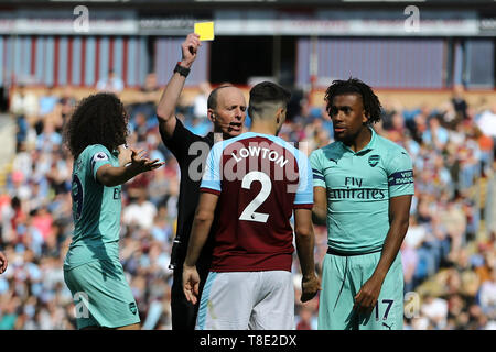 Burnley, Royaume-Uni. 12 mai, 2019. arbitre Mike Dean montre une carte jaune et les livres de Jean-François Bédénik Burnley. Premier League, Burnley v Arsenal, à Turf Moor à Burnley, Lancashire le dimanche 12 mai 2019. Cette image ne peut être utilisé qu'à des fins rédactionnelles. Usage éditorial uniquement, licence requise pour un usage commercial. Aucune utilisation de pari, de jeux ou d'un seul club/ligue/dvd publications. Crédit : Andrew Orchard la photographie de sport/Alamy Live News Banque D'Images