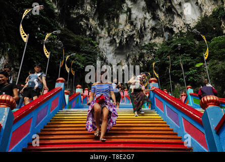 , Gombak Selangor, Malaisie. 16 Nov, 2018. Étapes de l'escalier menant à la Cave Temple vu après avoir été repeint.L'emblématique Batu Caves, l'hotspot est maintenant un nouveau look dynamique, avec tous les 272 marches de l'escalier menant à la Cave Temple d'être repeint avec une myriade de couleurs. Grottes de Batu est également un site de pèlerinage hindou qui reçoit les dévots du monde entier au cours des célébrations annuelles Thaipusam. Credit : Azim Khan Ronnie/SOPA Images/ZUMA/Alamy Fil Live News Banque D'Images