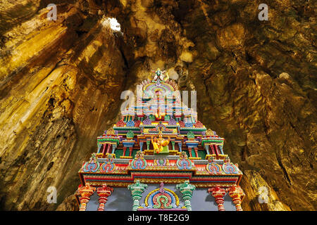 , Gombak Selangor, Malaisie. 16 Nov, 2018. Vu une statue au Temple Cave.L'emblématique Batu Caves, l'hotspot est maintenant un nouveau look dynamique, avec tous les 272 marches de l'escalier menant à la Cave Temple d'être repeint avec une myriade de couleurs. Grottes de Batu est également un site de pèlerinage hindou qui reçoit les dévots du monde entier au cours des célébrations annuelles Thaipusam. Credit : Azim Khan Ronnie/SOPA Images/ZUMA/Alamy Fil Live News Banque D'Images
