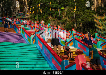 , Gombak Selangor, Malaisie. 16 Nov, 2018. Étapes de l'escalier menant à la Cave Temple vu après avoir été repeint.L'emblématique Batu Caves, l'hotspot est maintenant un nouveau look dynamique, avec tous les 272 marches de l'escalier menant à la Cave Temple d'être repeint avec une myriade de couleurs. Grottes de Batu est également un site de pèlerinage hindou qui reçoit les dévots du monde entier au cours des célébrations annuelles Thaipusam. Credit : Azim Khan Ronnie/SOPA Images/ZUMA/Alamy Fil Live News Banque D'Images
