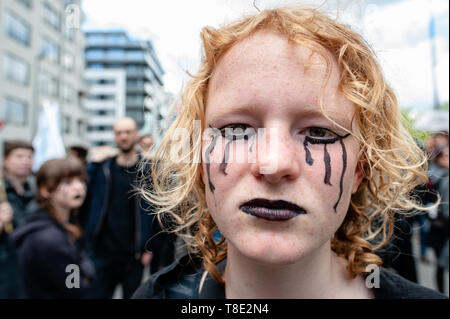 Bruxelles, Belgique. 12 mai, 2019. Une femme militante de rébellion, l'extinction est vu vêtu de noir composent au cours de la marche.Des milliers de personnes se sont réunies à la Gare du Nord à Bruxelles, lors d'une marche pour le climat et la justice sociale pour tous. Avec l'imminence des élections européennes, plusieurs organisations ont lancé cette démonstration d'unir le mouvement climatique, pour la justice sociale et contre le racisme, de défendre leurs droits fondamentaux. Credit : Ana Fernandez/SOPA Images/ZUMA/Alamy Fil Live News Banque D'Images