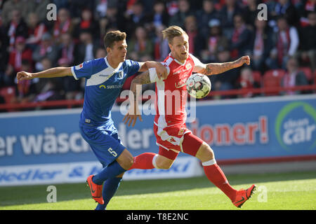 Berlin, Allemagne. 12 mai, 2019. Soccer : 2ème Bundesliga, 1er FC Union Berlin - 1er FC Magdebourg, 33e journée. Magdeburg's Tobias Müller (l) et les syndicats Sebastian Polter dans le duel. Credit : Jörg Carstensen/DPA - NOTE IMPORTANTE : en conformité avec les exigences de la DFL Deutsche Fußball Liga ou la DFB Deutscher Fußball-Bund, il est interdit d'utiliser ou avoir utilisé des photographies prises dans le stade et/ou la correspondance dans la séquence sous forme d'images et/ou vidéo-comme des séquences de photos./dpa/Alamy Live News Banque D'Images