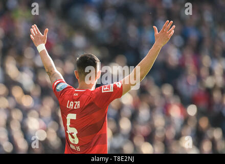 Hessen, Allemagne. 12 mai, 2019. Soccer : Bundesliga, l'Eintracht Frankfurt - FSV Mainz 05, 33e journée à la Commerzbank Arena. Danny Latza de Mayence gesticulait pendant le jeu Photo : Silas Stein/DPA - NOTE IMPORTANTE : en conformité avec les exigences de la DFL Deutsche Fußball Liga ou la DFB Deutscher Fußball-Bund, il est interdit d'utiliser ou avoir utilisé des photographies prises dans le stade et/ou la correspondance dans la séquence sous forme d'images et/ou vidéo-comme des séquences de photos. Dpa : Crédit photo alliance/Alamy Live News Banque D'Images