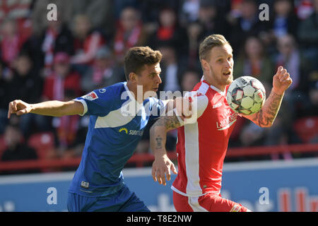 Berlin, Allemagne. 12 mai, 2019. Soccer : 2ème Bundesliga, 1er FC Union Berlin - 1er FC Magdebourg, 33e journée. Magdeburg's Tobias Müller (l) et les syndicats Sebastian Polter dans le duel. Credit : Jörg Carstensen/DPA - NOTE IMPORTANTE : en conformité avec les exigences de la DFL Deutsche Fußball Liga ou la DFB Deutscher Fußball-Bund, il est interdit d'utiliser ou avoir utilisé des photographies prises dans le stade et/ou la correspondance dans la séquence sous forme d'images et/ou vidéo-comme des séquences de photos./dpa/Alamy Live News Banque D'Images