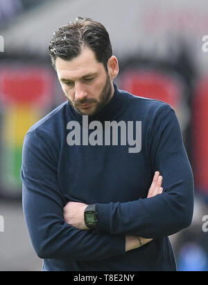 Hessen, Allemagne. 12 mai, 2019. Soccer : Bundesliga, l'Eintracht Frankfurt - FSV Mainz 05, 33e journée à la Commerzbank Arena. Sandro Schwarz, entraîneur de Mayence 05 est debout à côté de la ligne pendant le jeu. Photo : Silas Stein/DPA - NOTE IMPORTANTE : en conformité avec les exigences de la DFL Deutsche Fußball Liga ou la DFB Deutscher Fußball-Bund, il est interdit d'utiliser ou avoir utilisé des photographies prises dans le stade et/ou la correspondance dans la séquence sous forme d'images et/ou vidéo-comme des séquences de photos. Dpa : Crédit photo alliance/Alamy Live News Banque D'Images