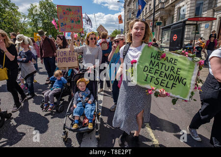 Londres, Royaume-Uni. 12 mai 2019. Plusieurs milliers de mères et d'enfants et certains pères sur la XR mars Fête des Mères International de Hyde Park Corner à un rassemblement de remplir la place du Parlement, la sauvegarde de la rébellion d'extinction pour l'appel d'action urgente et drastiques nécessaires pour éviter les pires conséquences du changement climatique, y compris l'éventuelle extinction. Nos politiciens ont déclaré une urgence climatique mais qui doivent maintenant prendre des mesures concrètes plutôt que de continuer comme d'habitude qui est en train de détruire la vie sur notre planète. Peter Marshall/Alamy Live News Banque D'Images