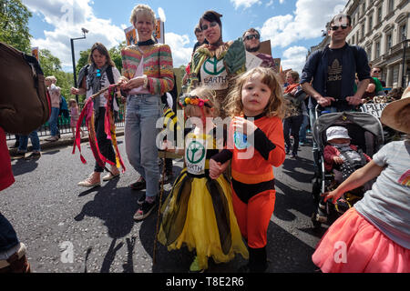 Londres, Royaume-Uni. 12 mai 2019. Les protecteurs de la terre sur la XR de jour de mères International Mars par plusieurs milliers de mères, les enfants et certains pères de Hyde Park Corner à un rassemblement de remplir la place du Parlement, la sauvegarde de la rébellion d'extinction pour l'appel d'action urgente et drastiques nécessaires pour éviter les pires conséquences du changement climatique, y compris l'éventuelle extinction. Nos politiciens ont déclaré une urgence climatique mais qui doivent maintenant prendre des mesures concrètes plutôt que de continuer comme d'habitude qui est en train de détruire la vie sur notre planète. Peter Marshall/Alamy Live News Banque D'Images