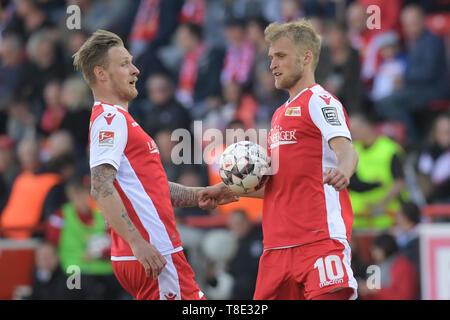 Berlin, Allemagne. 12 mai, 2019. Soccer : 2ème Bundesliga, 1er FC Union Berlin - 1er FC Magdebourg, 33e journée. Syndicats Sebastian Polter (l) et Sebastian Andersson s'approcher. Credit : Jörg Carstensen/DPA - NOTE IMPORTANTE : en conformité avec les exigences de la DFL Deutsche Fußball Liga ou la DFB Deutscher Fußball-Bund, il est interdit d'utiliser ou avoir utilisé des photographies prises dans le stade et/ou la correspondance dans la séquence sous forme d'images et/ou vidéo-comme des séquences de photos./dpa/Alamy Live News Banque D'Images