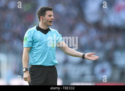 Hessen, Allemagne. 12 mai, 2019. Soccer : Bundesliga, l'Eintracht Frankfurt - FSV Mainz 05, 33e journée à la Commerzbank Arena. Les gestes de l'arbitre mal Osmers pendant le jeu. Photo : Silas Stein/DPA - NOTE IMPORTANTE : en conformité avec les exigences de la DFL Deutsche Fußball Liga ou la DFB Deutscher Fußball-Bund, il est interdit d'utiliser ou avoir utilisé des photographies prises dans le stade et/ou la correspondance dans la séquence sous forme d'images et/ou vidéo-comme des séquences de photos. Dpa : Crédit photo alliance/Alamy Live News Banque D'Images