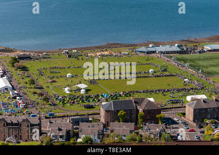 Greenock, Écosse, Royaume-Uni. 12th mai 2019. Une vue aérienne des Jeux annuels de Gourock Highland 63rd qui célèbre la culture écossaise traditionnelle avec des concours de groupes de tuyaux, la danse des hautes terres, les jeux traditionnels des hautes terres et se tient dans le cadre pittoresque de Battery Park. Credit: SKULLY/Alay Live News Banque D'Images