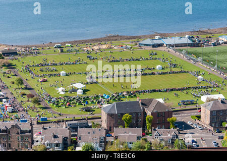 Greenock, Écosse, Royaume-Uni. 12th mai 2019. Une vue aérienne des Jeux annuels de Gourock Highland 63rd qui célèbre la culture écossaise traditionnelle avec des concours de groupes de tuyaux, la danse des hautes terres, les jeux traditionnels des hautes terres et se tient dans le cadre pittoresque de Battery Park. Credit: SKULLY/Alay Live News Banque D'Images
