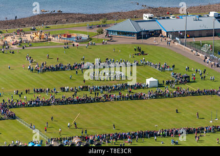 Greenock, Écosse, Royaume-Uni. 12th mai 2019. Une vue aérienne des Jeux annuels de Gourock Highland 63rd qui célèbre la culture écossaise traditionnelle avec des concours de groupes de tuyaux, la danse des hautes terres, les jeux traditionnels des hautes terres et se tient dans le cadre pittoresque de Battery Park. Credit: SKULLY/Alay Live News Banque D'Images