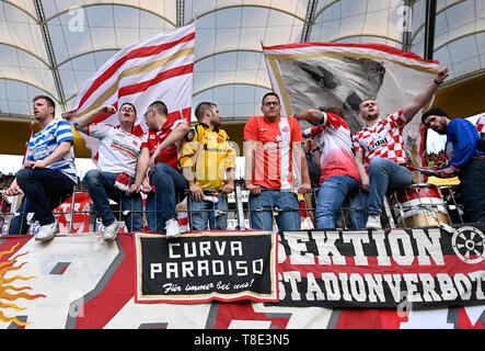 Hessen, Allemagne. 12 mai, 2019. Soccer : Bundesliga, l'Eintracht Frankfurt - FSV Mainz 05, 33e journée à la Commerzbank Arena. Fans de Mayence sont heureux de la victoire 0:2 de leur équipe . Photo : Silas Stein/DPA - NOTE IMPORTANTE : en conformité avec les exigences de la DFL Deutsche Fußball Liga ou la DFB Deutscher Fußball-Bund, il est interdit d'utiliser ou avoir utilisé des photographies prises dans le stade et/ou la correspondance dans la séquence sous forme d'images et/ou vidéo-comme des séquences de photos. Dpa : Crédit photo alliance/Alamy Live News Banque D'Images