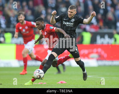 Hessen, Allemagne. 12 mai, 2019. Soccer : Bundesliga, l'Eintracht Frankfurt - FSV Mainz 05, 33e journée à la Commerzbank Arena. Ante Rebic (r) à partir de Francfort en duel avec Ridle Bakou de Mayence. Photo : Silas Stein/DPA - NOTE IMPORTANTE : en conformité avec les exigences de la DFL Deutsche Fußball Liga ou la DFB Deutscher Fußball-Bund, il est interdit d'utiliser ou avoir utilisé des photographies prises dans le stade et/ou la correspondance dans la séquence sous forme d'images et/ou vidéo-comme des séquences de photos. Dpa : Crédit photo alliance/Alamy Live News Banque D'Images