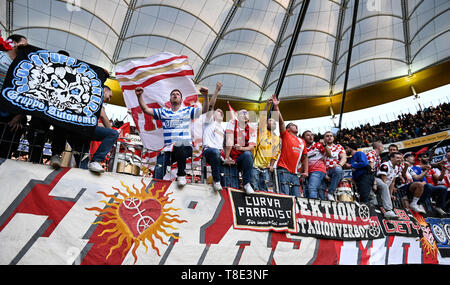 Hessen, Allemagne. 12 mai, 2019. Soccer : Bundesliga, l'Eintracht Frankfurt - FSV Mainz 05, 33e journée à la Commerzbank Arena. Fans de Mayence sont heureux de la victoire 0:2 de leur équipe . Photo : Silas Stein/DPA - NOTE IMPORTANTE : en conformité avec les exigences de la DFL Deutsche Fußball Liga ou la DFB Deutscher Fußball-Bund, il est interdit d'utiliser ou avoir utilisé des photographies prises dans le stade et/ou la correspondance dans la séquence sous forme d'images et/ou vidéo-comme des séquences de photos. Dpa : Crédit photo alliance/Alamy Live News Banque D'Images