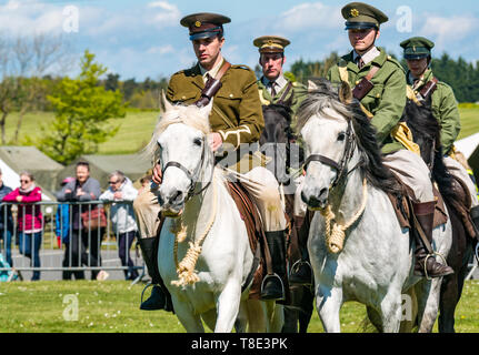 Musée de l'aviation, East Fortune, East Lothian, Scotland, UK 12 mai 2019. L'expérience de guerre : une journée en famille avec toutes les choses liées à la guerre mondiale, y compris un centre de performance par Les Amis d''Onno stunt team avec les artistes vêtus de costumes et d'uniformes avec les chevaux Banque D'Images