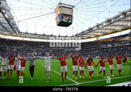 Hessen, Allemagne. 12 mai, 2019. Soccer : Bundesliga, l'Eintracht Frankfurt - FSV Mainz 05, 33e journée à la Commerzbank Arena. Les joueurs de Mayence sont heureux de la victoire 0:2. Photo : Silas Stein/DPA - NOTE IMPORTANTE : en conformité avec les exigences de la DFL Deutsche Fußball Liga ou la DFB Deutscher Fußball-Bund, il est interdit d'utiliser ou avoir utilisé des photographies prises dans le stade et/ou la correspondance dans la séquence sous forme d'images et/ou vidéo-comme des séquences de photos. Dpa : Crédit photo alliance/Alamy Live News Banque D'Images