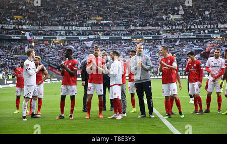 Hessen, Allemagne. 12 mai, 2019. Soccer : Bundesliga, l'Eintracht Frankfurt - FSV Mainz 05, 33e journée à la Commerzbank Arena. Les joueurs de Mayence sont heureux de la victoire 0:2. Photo : Silas Stein/DPA - NOTE IMPORTANTE : en conformité avec les exigences de la DFL Deutsche Fußball Liga ou la DFB Deutscher Fußball-Bund, il est interdit d'utiliser ou avoir utilisé des photographies prises dans le stade et/ou la correspondance dans la séquence sous forme d'images et/ou vidéo-comme des séquences de photos. Dpa : Crédit photo alliance/Alamy Live News Banque D'Images