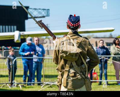 Musée de l'aviation, East Fortune, East Lothian, Scotland, UK 12 mai 2019. L'expérience de guerre : une journée en famille avec toutes les choses liées à la guerre mondiale, y compris un affichage d'infanterie par Gordon Highlanders historique historique du groupe à propos de matériel militaire et des armes à feu Banque D'Images