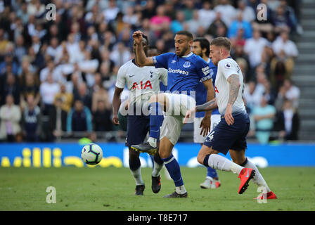 Londres, Royaume-Uni. 12 mai, 2019. Victor Wanyama (A) Cenk Tosun (E) Toby Alderweireld (E) à la Tottenham Hotspur v Everton Premier League anglaise correspondent, à la Tottenham Hotspur Stadium, Londres, Royaume-Uni le 12 mai 2019. **Utilisation éditoriale uniquement, licence requise pour un usage commercial. Aucune utilisation de pari, de jeux ou d'un seul club/ligue/dvd publications** Crédit : Paul Marriott/Alamy Live News Banque D'Images