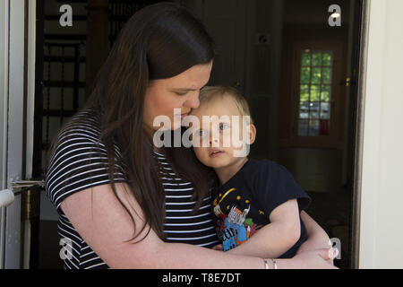 Marietta, GA, USA. Apr 26, 2019. Alexia Cargal joue avec son fils de deux ans, James qui a la mucoviscidose. Il a été invité à se faire l'ambassadeur de la Cystic Fibrosis Foundation, d'accroître la sensibilisation de la maladie, pour lequel il n'y a qu'un traitement, mais pas de remède. ''Nous l'aspiration de ses poumons plusieurs fois par jour pour enlever les mucosités collantes qui s'accumule c'est un progressiste, maladie génétique qui provoque des infections pulmonaires persistantes et limite la capacité de respirer au fil du temps, ' a expliqué sa mère. Elle a déclaré que l'état est considéré comme une "maladie orpheline." Une grande partie de l'avancement médical Banque D'Images