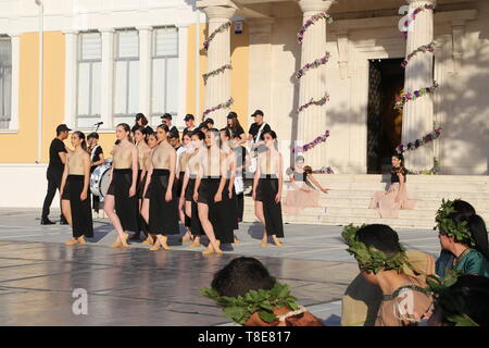 Paphos, Chypre. 12 mai, 2019. Actrices effectuer la danse grecque antique lors des célébrations de la fête des fleurs à Paphos, Chypre, le 12 mai 2019. Des milliers de personnes a participé à la Fête des Fleurs de Paphos ici le dimanche. Credit : Zhang Baoping/Xinhua/Alamy Live News Banque D'Images