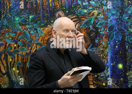 New York City, New York, USA. 12 mai, 2019. Le philosophe anglais SIMON CRITCHLEY donne un parler de son nouveau livre "tragédie, les Grecs, et nous dans le cadre de l'ouverture de la première professionnelle à plein temps collés artiste peintre IRIS SCOTT tenue à la galerie Arts Sofi Filo à Chelsea. Credit : Nancy/Kaszerman ZUMA Wire/Alamy Live News Banque D'Images