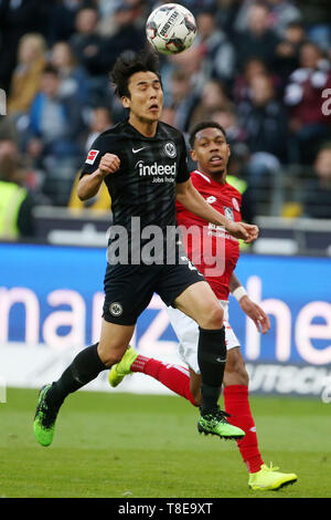 12 mai 2019, Hessen, Frankfurt/M. : Soccer : Bundesliga, l'Eintracht Frankfurt - FSV Mainz 05, 33e journée à la Commerzbank Arena. Jean-Paul Boëtius (r) de Mayence et Makoto Hasebe à partir de Francfort lutte pour la balle. Photo : Thomas Frey/DPA - Utilisez uniquement après accord contractuel Banque D'Images