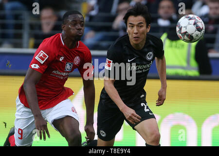 12 mai 2019, Hessen, Frankfurt/M. : Soccer : Bundesliga, l'Eintracht Frankfurt - FSV Mainz 05, 33e journée à la Commerzbank Arena. Jean-Philippe Mateta (l) de Mayence et Makoto Hasebe à partir de Francfort lutte pour la balle. Photo : Thomas Frey/DPA - Utilisez uniquement après accord contractuel Banque D'Images