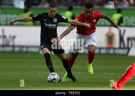 12 mai 2019, Hessen, Frankfurt/M. : Soccer : Bundesliga, l'Eintracht Frankfurt - FSV Mainz 05, 33e journée à la Commerzbank Arena. Jean-Philippe Gbamin (r) de Mayence et Mijat Gacinovic à partir de Francfort lutte pour la balle. Photo : Thomas Frey/DPA - Utilisez uniquement après accord contractuel Banque D'Images