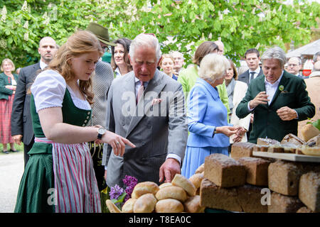 Glonn, Allemagne. 10 mai, 2019. Sophie Schweisfurth (l) parle à Charles, prince de Galles (2e de gauche) au cours d'une visite à la ferme biologique Herrmannsdorfer. Landwerkstätten Sur la droite sont Camilla, Duchesse de Cornouailles, et Georg Schweisfurth. Credit : Matthias Balk/dpa/Alamy Live News Banque D'Images