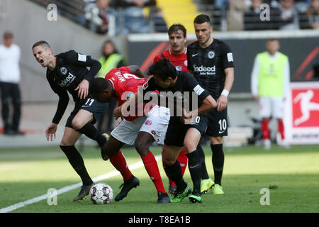 12 mai 2019, Hessen, Frankfurt/M. : Soccer : Bundesliga, l'Eintracht Frankfurt - FSV Mainz 05, 33e journée à la Commerzbank Arena. Jean-Philippe Mateta (M) de Mayence et Mijat Gacinovic (l) de Francfort et Makoto Hasebe (r) de Makoto lutte pour la balle. Photo : Thomas Frey/DPA - Utilisez uniquement après accord contractuel Banque D'Images