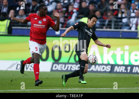 12 mai 2019, Hessen, Frankfurt/M. : Soccer : Bundesliga, l'Eintracht Frankfurt - FSV Mainz 05, 33e journée à la Commerzbank Arena. Jean-Philippe Mateta (l) de Mayence et Makoto Hasebe à partir de Francfort lutte pour la balle. Photo : Thomas Frey/DPA - Utilisez uniquement après accord contractuel Banque D'Images