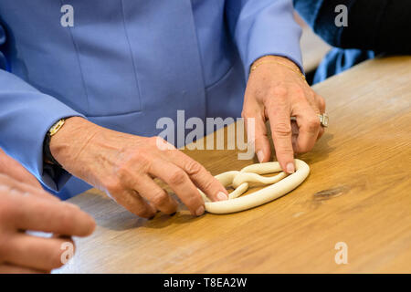 Glonn, Allemagne. 10 mai, 2019. Camilla, Duchesse de Cornouailles, visite la ferme biologique Herrmannsdorfer Landwerkstätten et formes des bretzels avec les enfants. Credit : Matthias Balk/dpa/Alamy Live News Banque D'Images