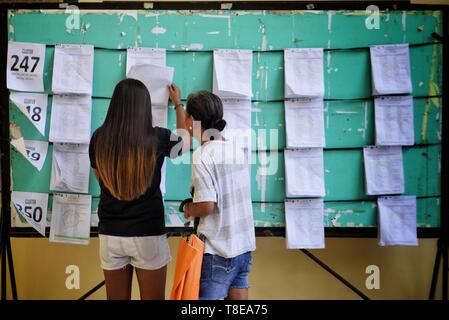 Mandaluyong, Région de la capitale nationale, aux Philippines. 12 mai, 2019. La plupart des Philippins sont l'exercice de leur droit de vote pour l'avenir du pays.Les électeurs sont à la cité de la procédure de vote que leurs noms sont enrôlés. Crédit : George Buid/ZUMA/Alamy Fil Live News Banque D'Images