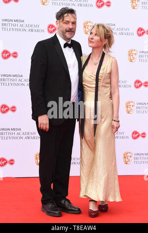 Londres, Royaume-Uni. 12 mai 2019 : Julian Barrett & Julia Davis arrivant pour le BAFTA TV Awards 2019 au Royal Festival Hall, Londres. Photo : Steve Sav/Featureflash Banque D'Images