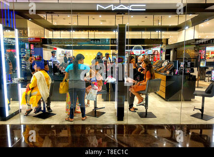 Kolkata, Bengale occidental, Inde. 12 mai, 2019. Vu les femmes s'habiller avec les marques de cosmétiques Mac dans un magasin de South City Mall à Kolkata. Stylisé comme MAC M·A·C, qui est un fabricant de cosmétiques fondée à Toronto, Canada. Credit : Avishek Das/SOPA Images/ZUMA/Alamy Fil Live News Banque D'Images