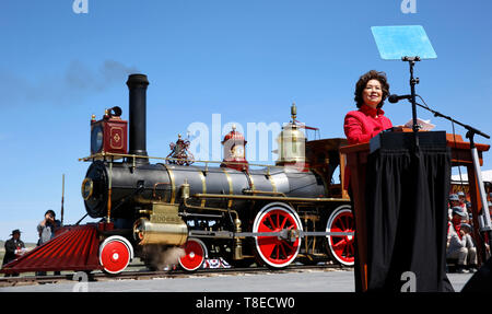 (190513) -- BEIJING, 13 mai 2019 (Xinhua) -- Le secrétaire américain aux transports Elaine L. Chao prononce un discours lors de la célébration du 150e anniversaire de la fin de la nation du premier chemin de fer transcontinental au Golden Spike National Historical Park à Promontory Summit, les États-Unis, le 10 mai 2019. (Xinhua/Li Ying) Banque D'Images