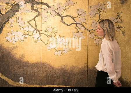 Londres, Royaume-Uni. 13 mai, 2019. Anonyme, période Edo, 18e/19e siècle. Quatre-écran rabattable représentant un cerisier porte une estimation de $3,000-5,000Photo appel à une cuisine chinoise et japonaise fine à la vente Bonhams New Bond street Crédit : amer ghazzal/Alamy Live News Banque D'Images