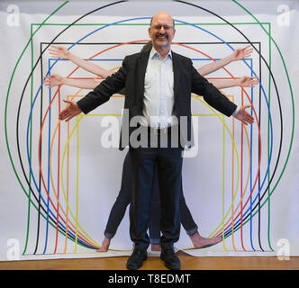 Hessen, Allemagne. 13 mai 2019, 13 mai 2019, Hessen, Gießen : Albrecht Beutelspacher, directeur du musée interactif de l'athematikum «', se dresse en face de la pièce de l'homme de Léonard, une "étude proportionnelle de Vitruve". Les visiteurs peuvent aller dans une exposition à toucher sur les traces de Léonard de Vinci. À environ 20 stations et des expositions, ils peuvent essayer de faire savoir si les machines dessiné par l'artiste de la Renaissance fonctionnent vraiment et de ce qui se cache derrière ses idées. Le spectacle 'Leonardo, dans le Mathematikum" se déroule du 18 mai 2019 au 29 mars 2020. Dpa : Crédit photo alliance/Alamy Live News Banque D'Images