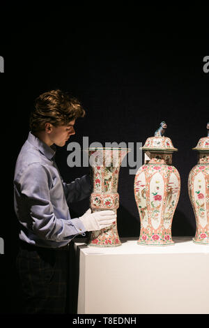 Londres, Royaume-Uni. 13 mai, 2019. Un rare Famille Rose 151064 cinq pièces, est. €50 000 - 60 000. Appel à Photo Chinois et Japonais Fine Fine Vente Bonhams à New Bond street Crédit : amer ghazzal/Alamy Live News Banque D'Images