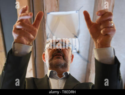 Hessen, Allemagne. 13 mai 2019, 13 mai 2019, Hessen, Gießen : Albrecht Beutelspacher, directeur de musée interactif le athematikum «", présente une da Vinci parachute dans une exposition spéciale. Les visiteurs peuvent aller dans une exposition à toucher sur les traces de Léonard de Vinci. À environ 20 stations et des expositions, ils peuvent essayer de faire savoir si les machines dessiné par l'artiste de la Renaissance fonctionnent vraiment et de ce qui se cache derrière ses idées. Le spectacle 'Leonardo, dans le Mathematikum" se déroule du 18 mai 2019 au 29 mars 2020. Dpa : Crédit photo alliance/Alamy Live News Banque D'Images