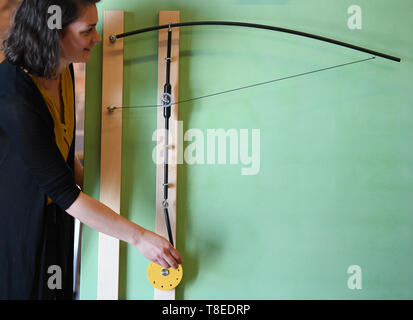 Hessen, Allemagne. 13 mai 2019, 13 mai 2019, Hessen, Gießen : Lisa Peter, conservateur et membre du personnel du musée interactif "athematikum', démontre dans une exposition spéciale une exposition pour montrer le battement d'une aile. Les visiteurs peuvent aller dans une exposition à toucher sur les traces de Léonard de Vinci. À environ 20 stations et des expositions, ils peuvent essayer de faire savoir si les machines dessiné par l'artiste de la Renaissance fonctionnent vraiment et de ce qui se cache derrière ses idées. Le spectacle 'Leonardo, dans le Mathematikum" se déroule du 18 mai 2019 au 29 mars 2020. Dpa : Crédit photo alliance/Alamy Live News Banque D'Images