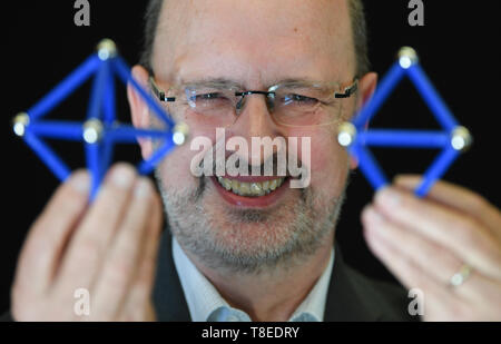 Hessen, Allemagne. 13 mai 2019, 13 mai 2019, Hessen, Gießen : Albrecht Beutelspacher, directeur de l'athematikum "musée interactif", présente dans une exposition spéciale deux octaèdres qui ont été regroupés avec l'aide de billes d'acier et les tiges magnétiques. Les visiteurs peuvent aller dans une exposition à toucher sur les traces de Léonard de Vinci. À environ 20 stations et des expositions, ils peuvent essayer de faire savoir si les machines dessiné par l'artiste de la Renaissance fonctionnent vraiment et de ce qui se cache derrière ses idées. Le spectacle 'Leonardo, dans le Mathematikum" se déroule du 18 mai 2019 au 29 mars 2020. Photo : afp photo/Alamy L alliance Banque D'Images