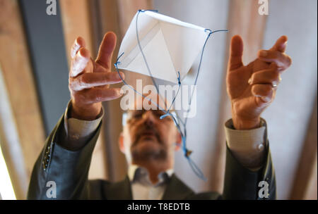 Hessen, Allemagne. 13 mai 2019, 13 mai 2019, Hessen, Gießen : Albrecht Beutelspacher, directeur de musée interactif le athematikum «", présente une da Vinci parachute dans une exposition spéciale. Les visiteurs peuvent aller dans une exposition à toucher sur les traces de Léonard de Vinci. À environ 20 stations et des expositions, ils peuvent essayer de faire savoir si les machines dessiné par l'artiste de la Renaissance fonctionnent vraiment et de ce qui se cache derrière ses idées. Le spectacle 'Leonardo, dans le Mathematikum" se déroule du 18 mai 2019 au 29 mars 2020. Dpa : Crédit photo alliance/Alamy Live News Banque D'Images