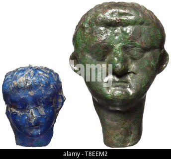 Un fragment d'un roman phalera avec représentation de Drusus. 1er siècle avant J.-C. Verre bleu qui est un peu frappé, avec de petites fissures. Hauteur 2,35 cm. Avec elle un portrait de Tibère( ?), en chasse, en bronze étamé en partie et avec patine verte. 4,2 cm de hauteur. Nero Claudius Drusus (38 - 9) était le beau-fils de l'empereur Auguste et le frère de l'empereur Tibère plus tard. Il a gagné la renommée, en face de tous, pour sa campagne contre le Sicambri germaniques et chattes. Provenance : Collection privée, Allemagne du Sud des années 1970 et plus tard. Historique, contexte historique, Empire romain, Additional-Rights Clearance-Info,--Not-Available Banque D'Images