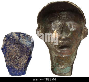 Un fragment d'un roman phalera avec représentation de Drusus. 1er siècle avant J.-C. Verre bleu qui est un peu frappé, avec de petites fissures. Hauteur 2,35 cm. Avec elle un portrait de Tibère( ?), en chasse, en bronze étamé en partie et avec patine verte. 4,2 cm de hauteur. Nero Claudius Drusus (38 - 9) était le beau-fils de l'empereur Auguste et le frère de l'empereur Tibère plus tard. Il a gagné la renommée, en face de tous, pour sa campagne contre le Sicambri germaniques et chattes. Provenance : Collection privée, Allemagne du Sud des années 1970 et plus tard. Historique, contexte historique, Empire romain, Additional-Rights Clearance-Info,--Not-Available Banque D'Images