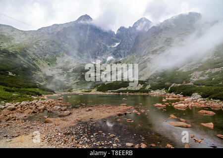 Mont Pic Lomnicky dans les Hautes Tatras et lac en montagne. La Slovaquie Banque D'Images