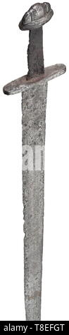 Une épée Viking modèle rare avec lame soudée par un 9ème/10ème siècle conservée en état d'excavation avec patine caractéristique d'une rivière trouver, avec une lame large légèrement obliques sur son tiers supérieur, formé avec un court point émoussé, la partie centrale de la surface de pale montrant modèle distinct-motifs horizontaux soudés formé en trois lignes parallèles sur la plus grande partie de la longueur de lame, à la fois 'fougère' et ondulée, linéaire et les bords et la zone immédiatement au-dessous du point formant une trame forgée dans un ensemble distinct de moins , Additional-Rights Clearance-Info-Not-Available- Banque D'Images
